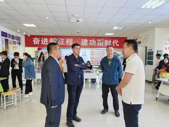 说明: 周校长参加招聘会 说明: 周校长参加招聘会
